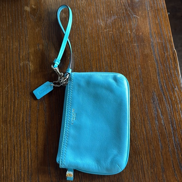 Coach Robins Egg Blue Wristlet/Clutch With Hangtag EUC *Flaw* - Picture 6 of 7